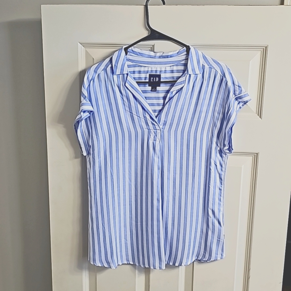 GAP blue & white top